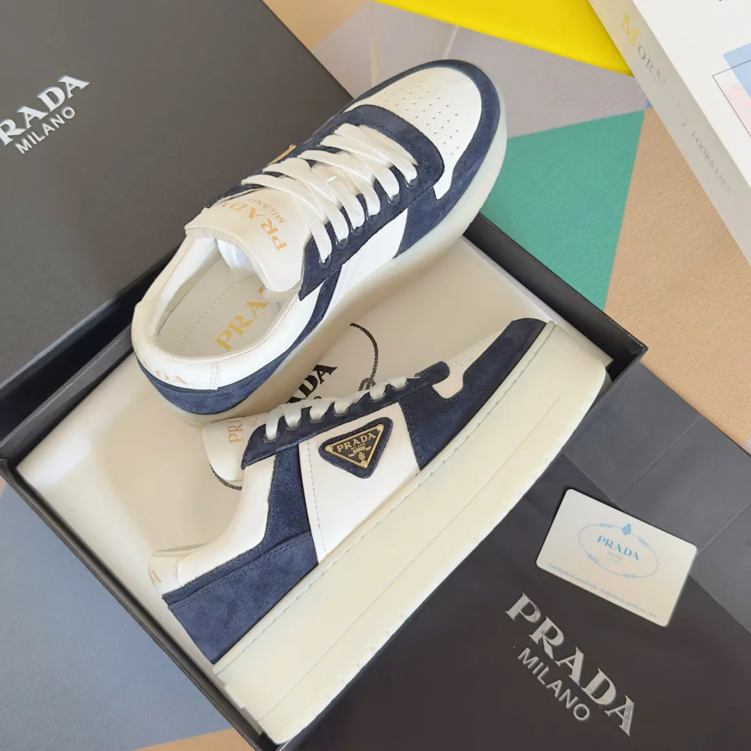 👟👟Ex-factory price 660👟👟 Top version Prada Latest Downtown Bold series Thick sole Platform shoes Triangle logo Casual sneakers White shoes Original purchase and development Production Downtown Bold sneakers are inspired by basketball shoes in the 1980s, with sporty design and exquisite details. Crafted from perforated leather, the statement platform sole provides a unique, modern style. The Prada logo is interpreted from different angles, decorated with the iconic enamel-coated triangular metal logo, highlighting the unique classic style. Exquisite packaging at the delivery counter🛍📦 ▪️Fabric: Original custom imported first-layer cowhide ▪️Inner lining: Original imported soft sheepskin ▪️Outsole: Original molded ultra-light foam material ▪️Sole thickness: 4.5CM ▪️Size: Women's 35-40